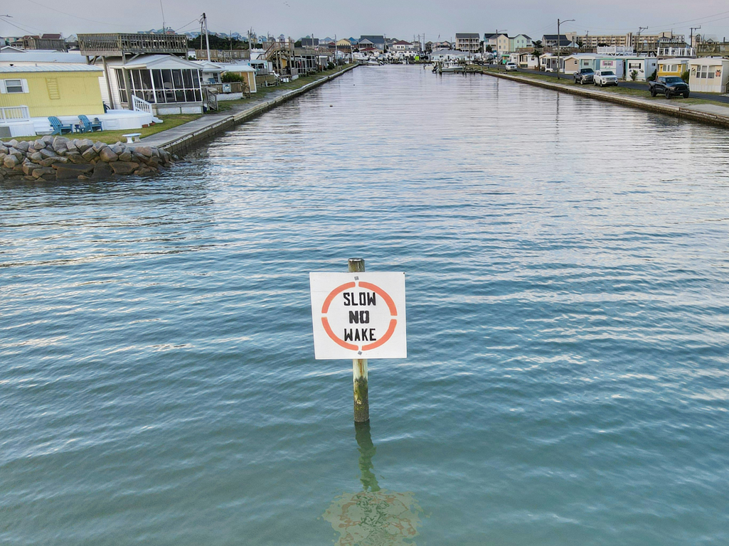 Slow no wake sign